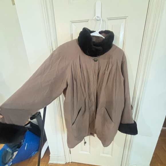 Vintage early 90s winter jacket with faux fur - accepting offers - Picture 9 of 10